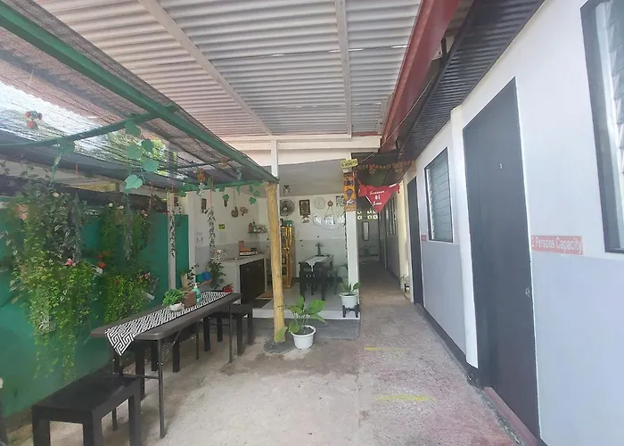 Hostel Maui's Place Badian