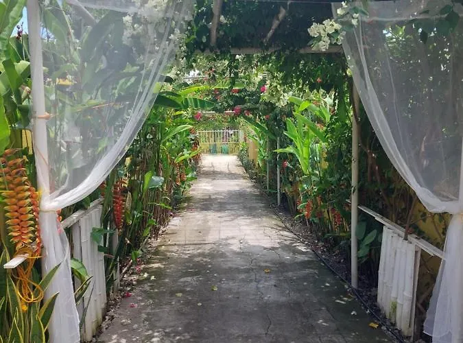 Maui's Place Hostel *