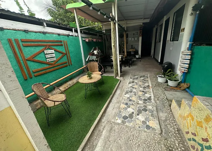 Hostel Maui's Place Badian