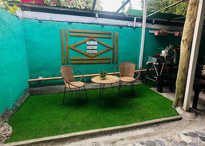 Maui's Place Hostel Badian